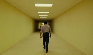 Backrooms — Laberinto de nostalgia y ansiedad