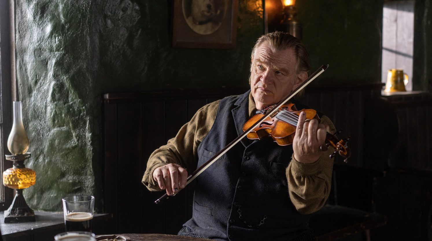 The Banshees of Inisherin: Colm (Brendan Gleeson) tocando el violín.